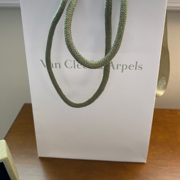 Van Cleef and Arpels packaging lot listing 5 - Picture 4 of 6